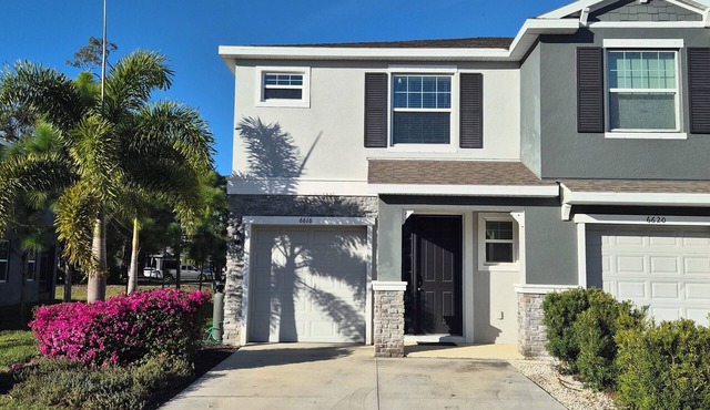 3-bedroom end unit townhome in Sarasota with community pool and fitness room