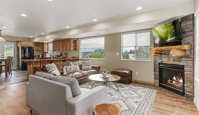 3 Bedroom End Unit with Natural light and Mountain views