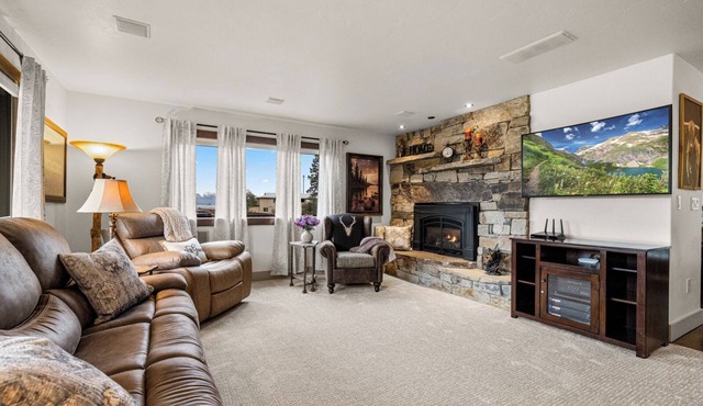 3 bedroom Exec Home at Best Western, Free Hot Breakfast, Pool near Flathead Lake