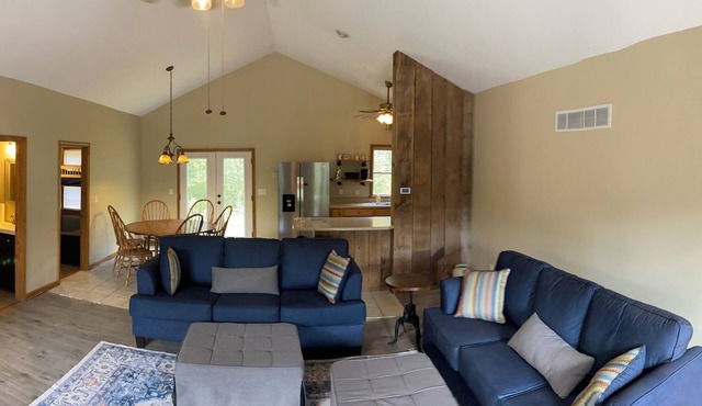 3-bedroom family friendly home on 4 acres near Hermann with WiFi, AC, deck