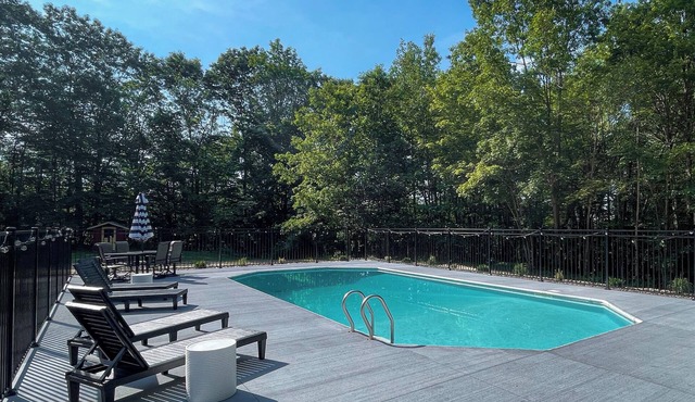 3 Bedroom Family Home w/outdoor pool + hot tub