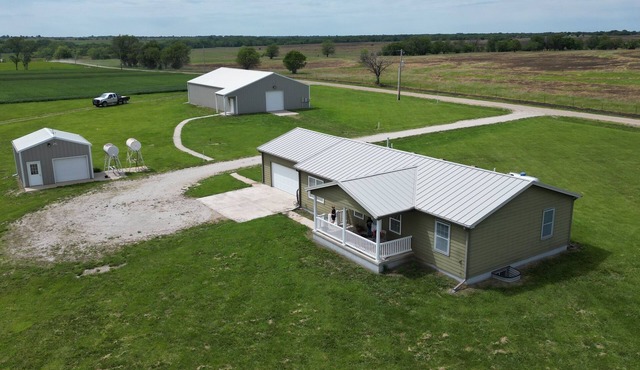 3-bedroom farmhouse in peaceful Admire with cozy charm