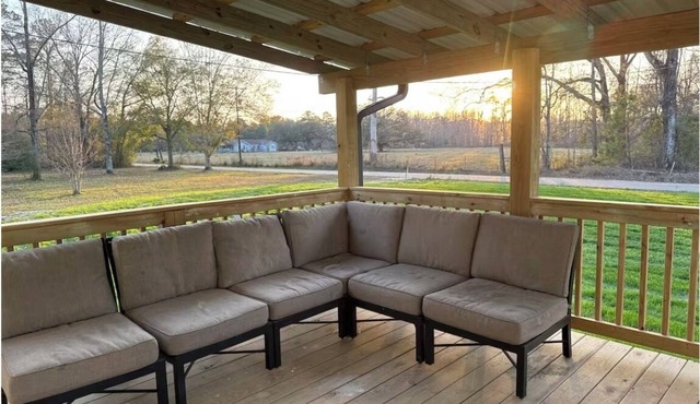 3-bedroom farmhouse in Ponchatoula with barn access