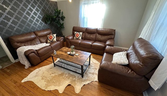 3 Bedroom Fenced Backyard Pets Welcome Sleeps 6