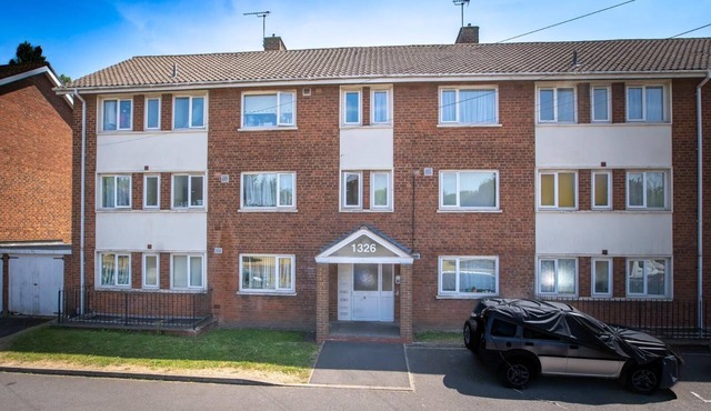 3 bedroom flat, 2 minutes drive to longbridge, Birmingham train station,