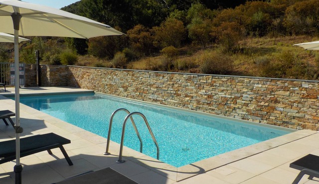 3 bedroom flat, heated pool, air conditioning, wifi, 1 min river, 7 min beach