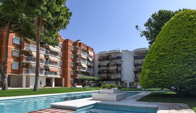 3 bedroom flat, with communal pool and 5 minutes from the beach.