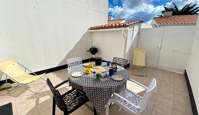 3-Bedroom House with Heated Pool & Tennis, Near the Sea