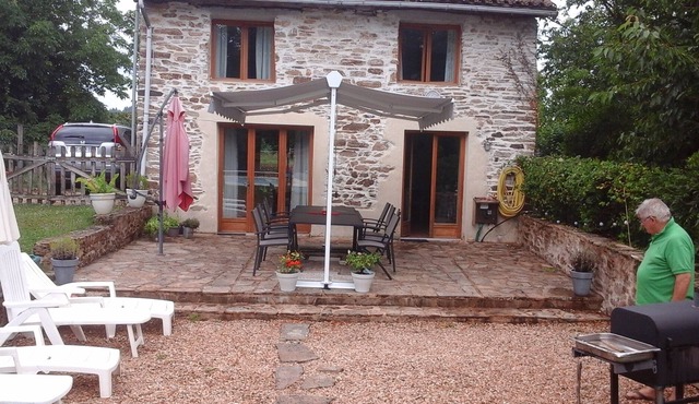 3 bedroom house with private solar heated pool, set in a Historic National Park