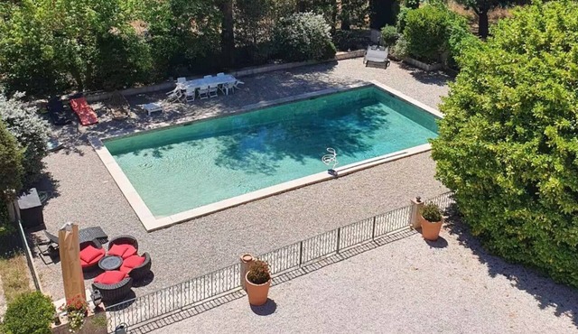 3-bedroom house, absolute calm, swimming pool, tennis court, parking, calanques