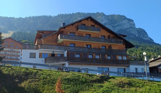 3 bedroom Apartment with Balcony-stunning location