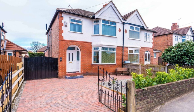 3 Bedroom Free Parking Hale Home