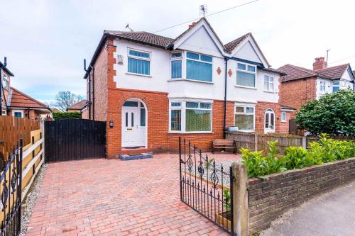 3 Bedroom Free Parking Hale Home