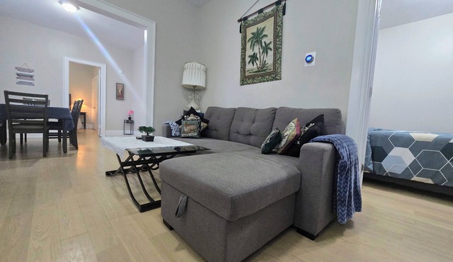 3-bedroom full bungalow in pleasant Downtown Peterborough with AC