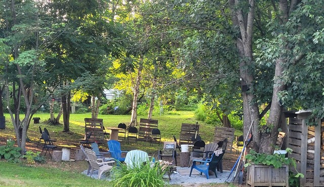 3 Bedroom, Full Kitchen, Fire pit, Parking + Yard. Close to the Airport.
