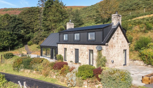 3-bedroom, fully furnished and newly refurbished house, with panoramic views over the Moray Firth.