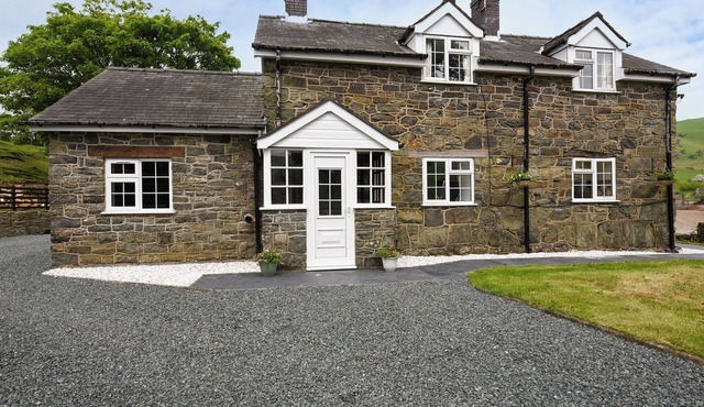 3 bedroom accommodation in Llanerfyl, near Welshpool