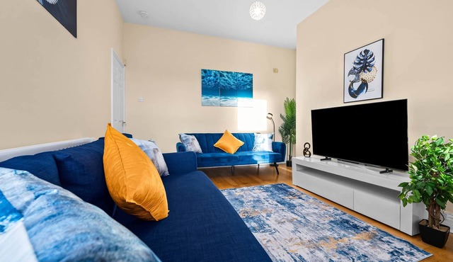 3 Bedroom Home|Sleeps 6 Guest|4 Double Bed|Parking|Newcastle