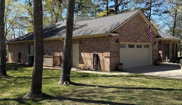 3-bedroom golf course home on Walden on Lake Conroe Montgomery with WiFi, AC