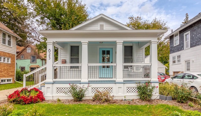 3 Bedroom Greek Revival Cottage Walk to Big House