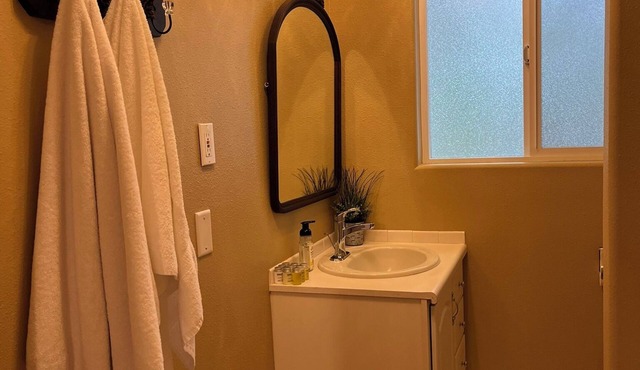 3-bedroom Guest Suite in tranquil Eatonville with hot tub!