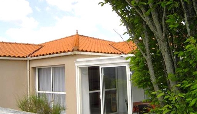 3-bedroom house with enclosed garden, veranda, pets allowed, parking, near sea