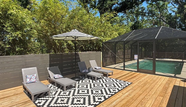 3-bedroom heated pool house in Bradenton with fenced back yard