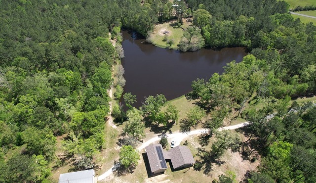 3-bedroom Hickory Hill Lodge on a Lake, Sleeps 10 + 2 Living Spaces + 2 Kitchens