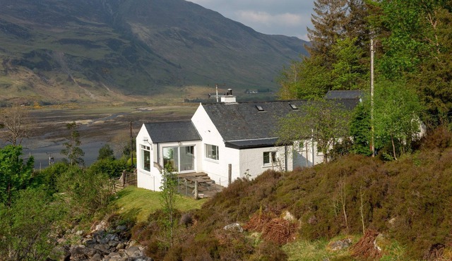 3-bedroom Highland Cottage with panoramic views across mountains and Loch Duich