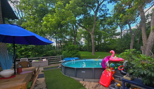 3-bedroom hillside property in woods with fireplace and lake view