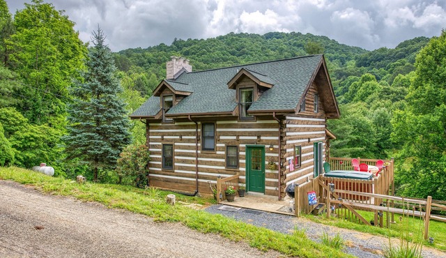 3 Bedroom Historic Cabin with Elegant Views, Pond, Hot Tub & Paved Access