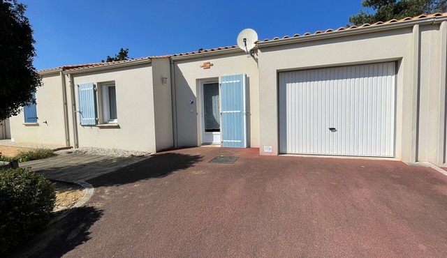 3-bedroom house near the beach with private garden and parking