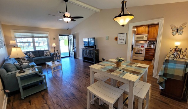 3 Bedroom Home 1 Mile From I-65, restaurants, shopping, fenced backyard