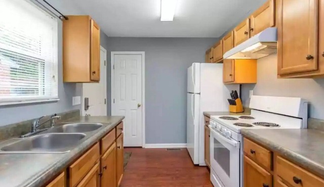 3 Bedroom Home | 15 minutes to Downtown