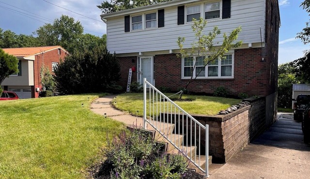 3-bedroom home 6 miles from Oakmont Country club. Next door to Public Course