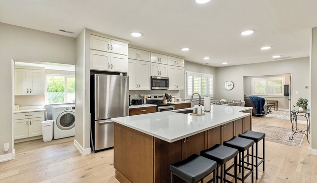 3 Bedroom Home Close to University/Garage