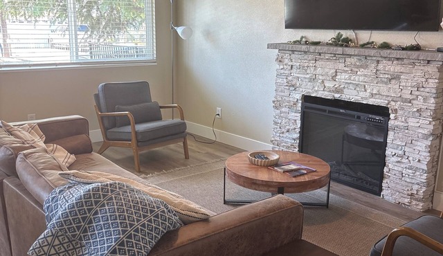 3-bedroom home close to Airport. Beutifully decorated.
