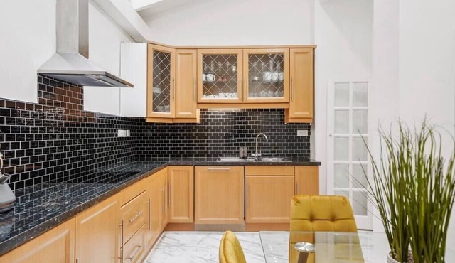 3-Bedroom Home Near Hyde Park