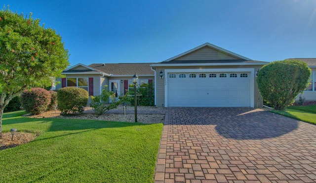 3 BEDROOM HOME GREAT LOCATION 4 SEAT GAS CART NEAR LAKE SUMTER LANDING