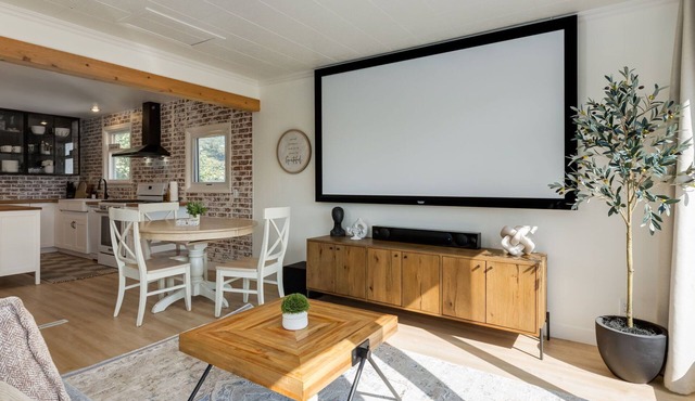 3 Bedroom Home | Hot Tub | Skyline Views Near Saddledome & BMO Centre