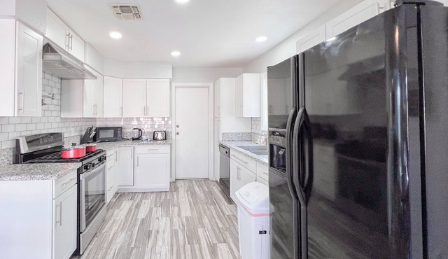 3-bedroom home in awesome Las Vegas with WiFi, AC