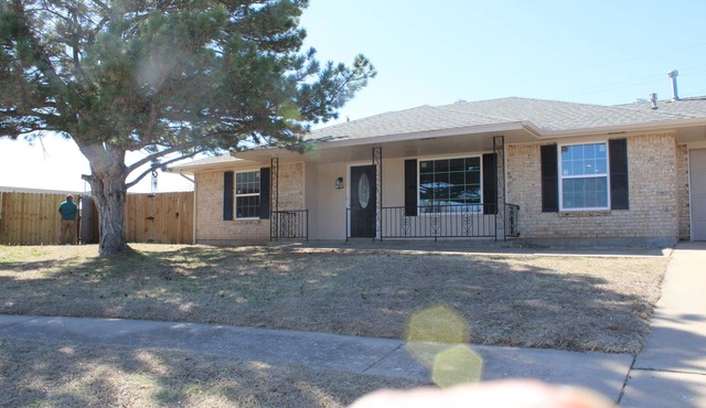 3-bedroom home in Lawton near Ft Sill with large yard, pool and Chefs kitchen