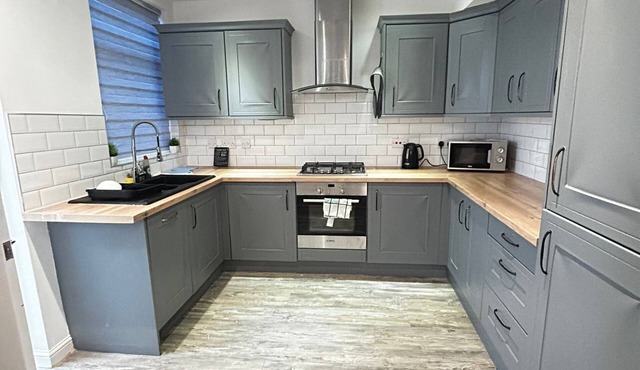 3 Bedroom Home in Manchester - Near Etihad Stadium - Close To The City