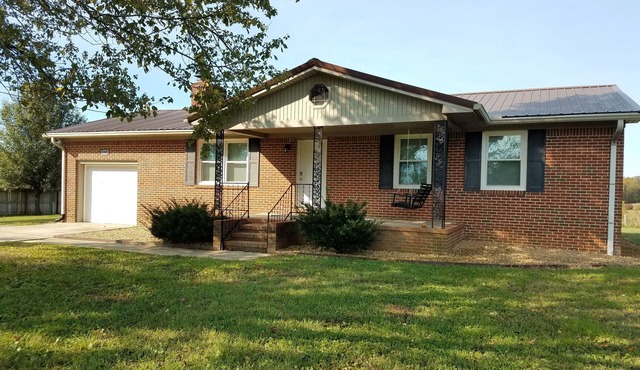 3 bedroom home in the country. Close to Cookeville! No cleaning fee!