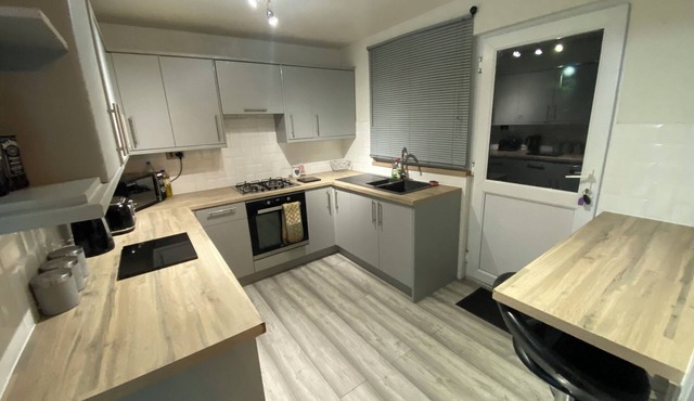 3 bedroom home, king size, private driveway, pet friendly, 2 secluded gardens