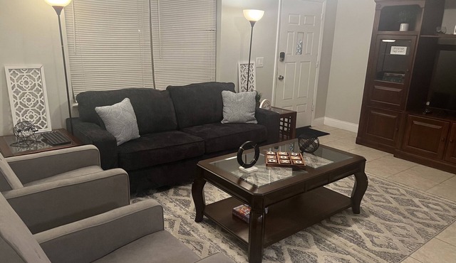 3 Bedroom home. Minutes from beach!