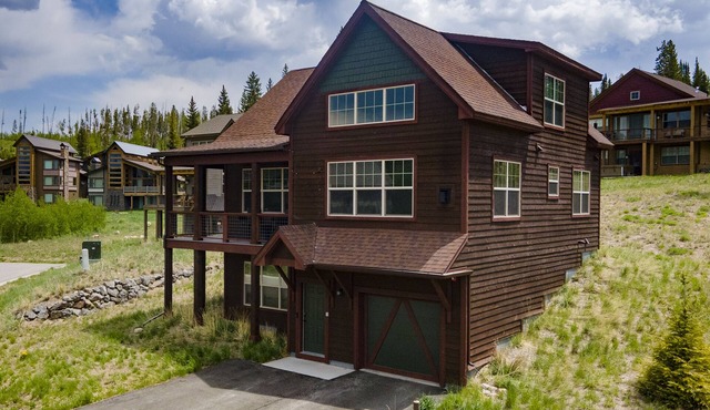 3 bedroom home, mountain views, pet friendly, outdoor fireplace