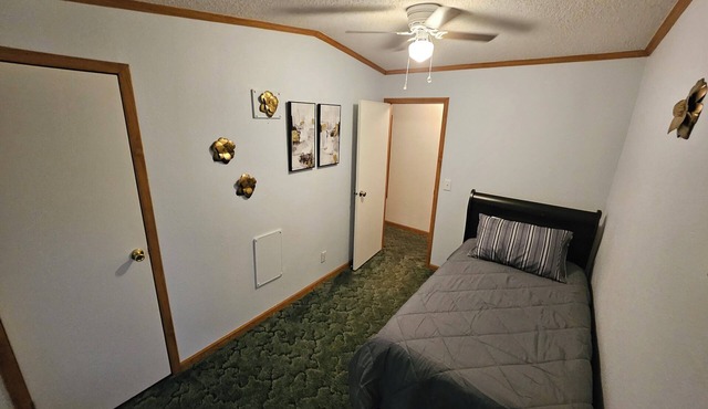 3-bedroom home, near SPI and SpaceX with Wi-Fi, full kitchen, washer/dryer