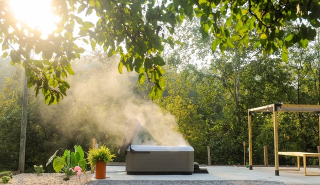 3-bedroom home on 4 acres with a hot tub. Pet Friendly. 30 mins from Columbus.