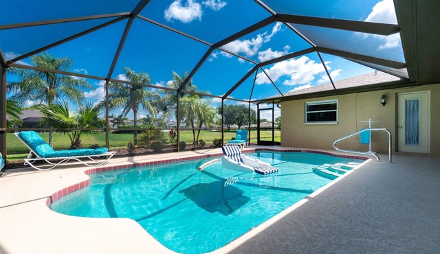3-bedroom home on canal with pool, bikes & kayaks